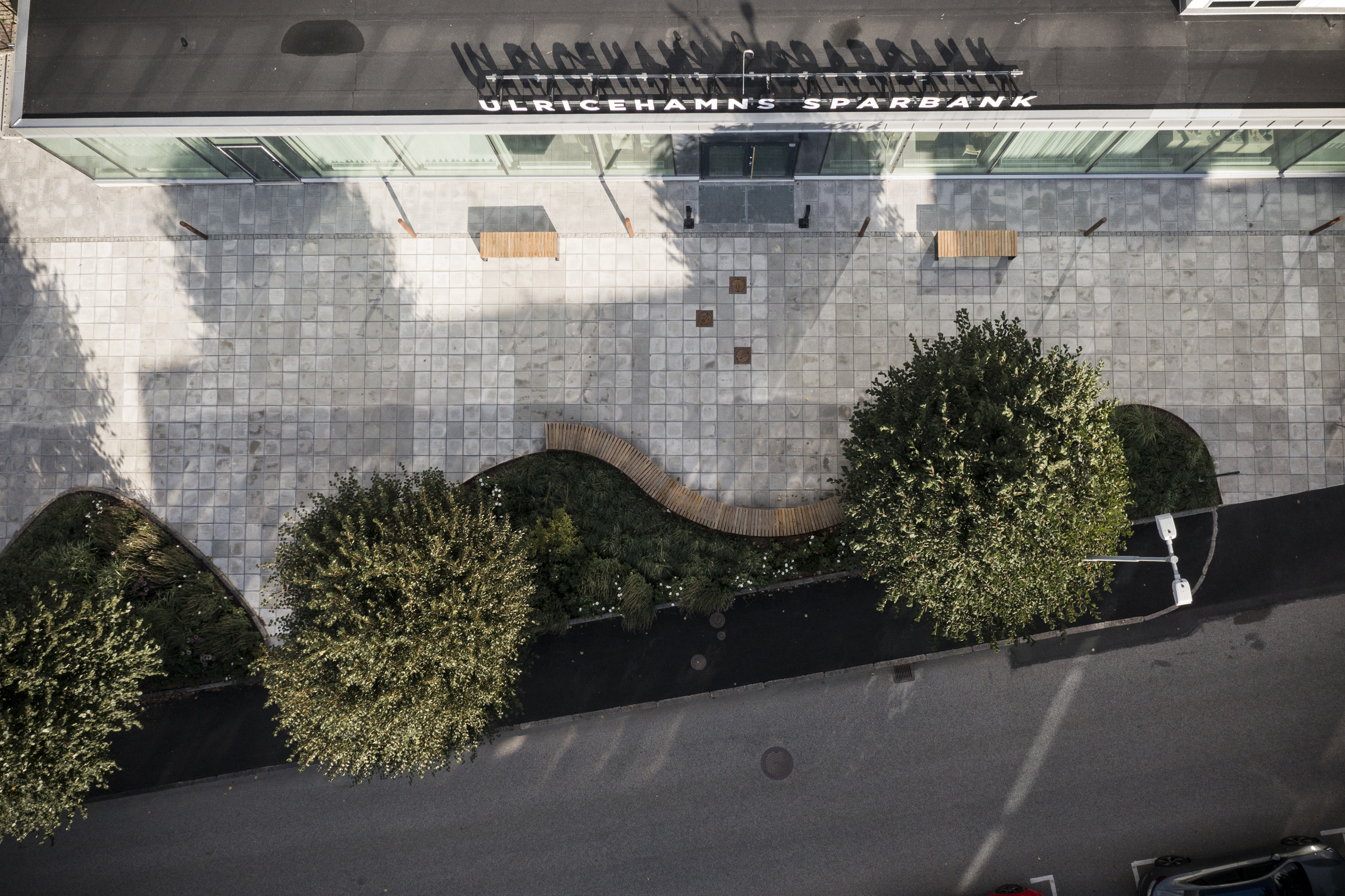 Drönarbild över stensättning och trädgårdsdesign Ulricehamn