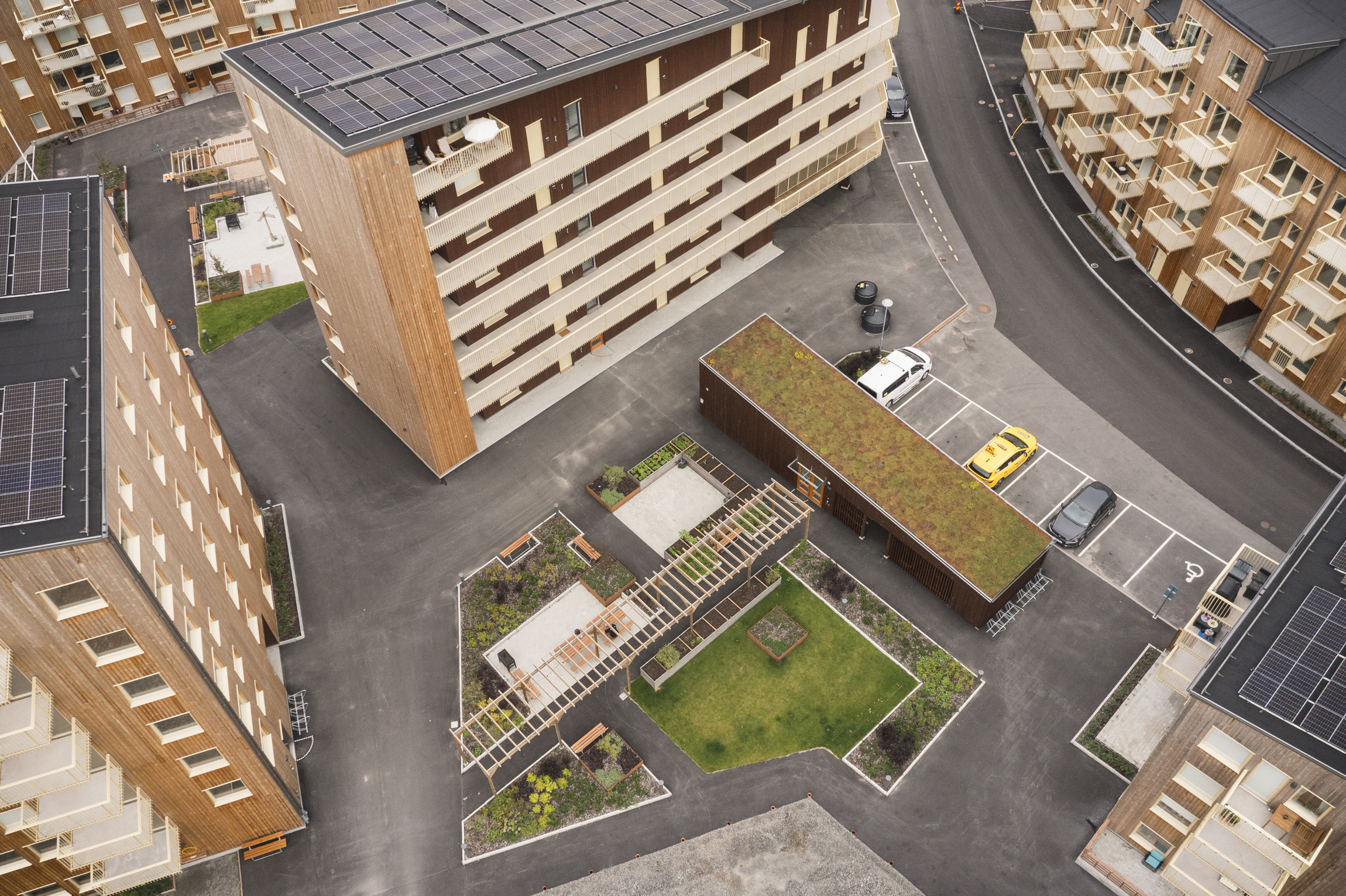 Drönarbild på innergård med fin trädgårdsdesign