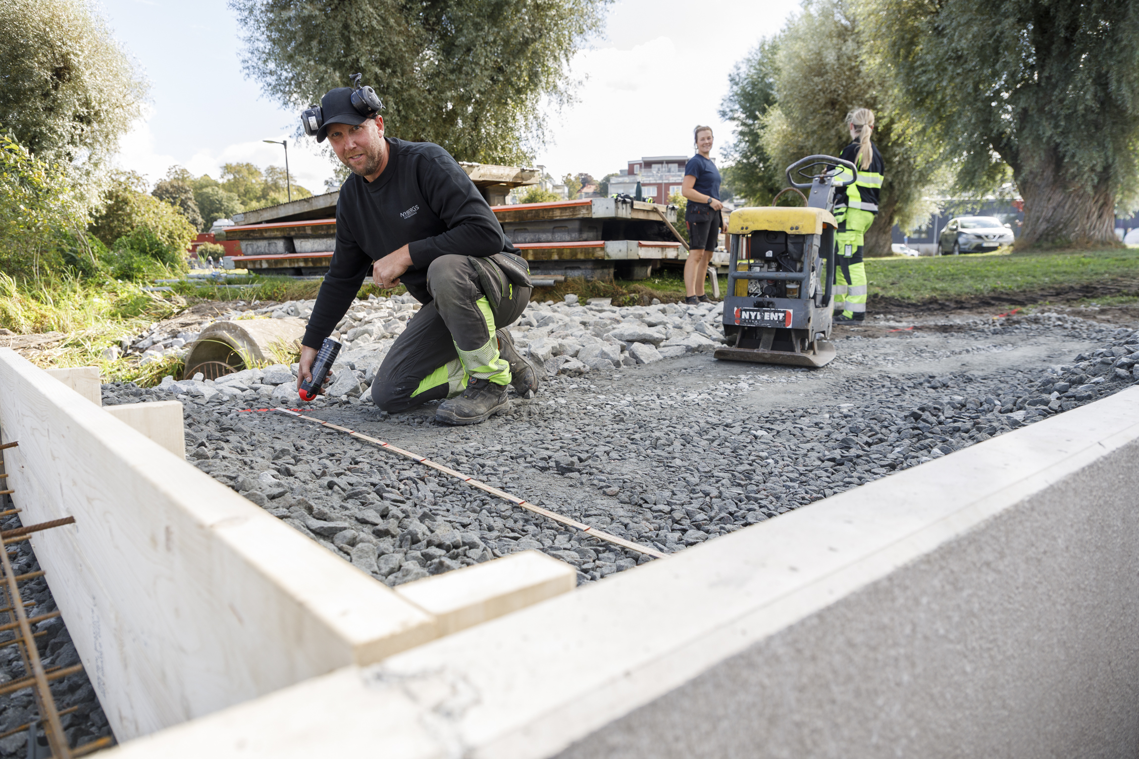 Man som utför arbete inom mark och schakt, med vår i bakgrunden
