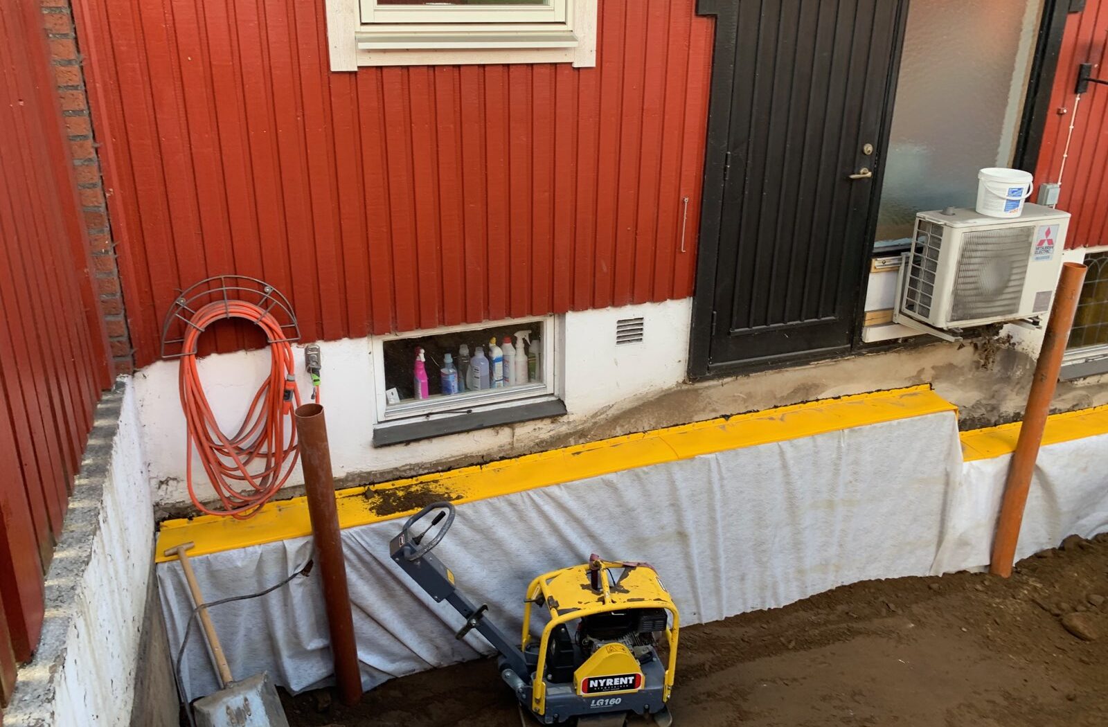 dräneringsarbete vid rött hus