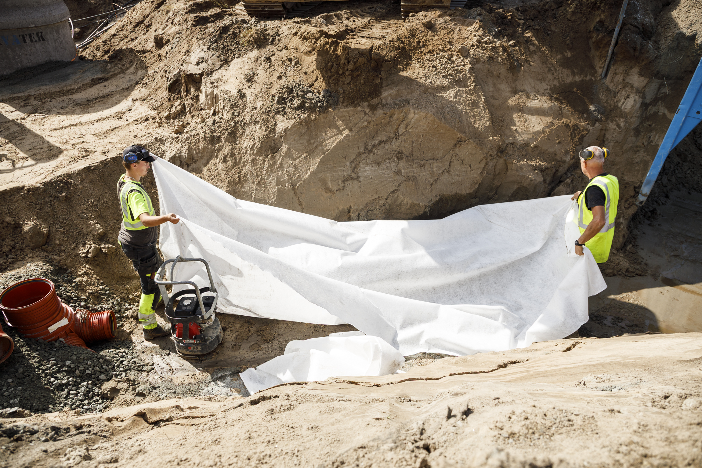 markduk placeras för rörläggning och ledningsarbeten